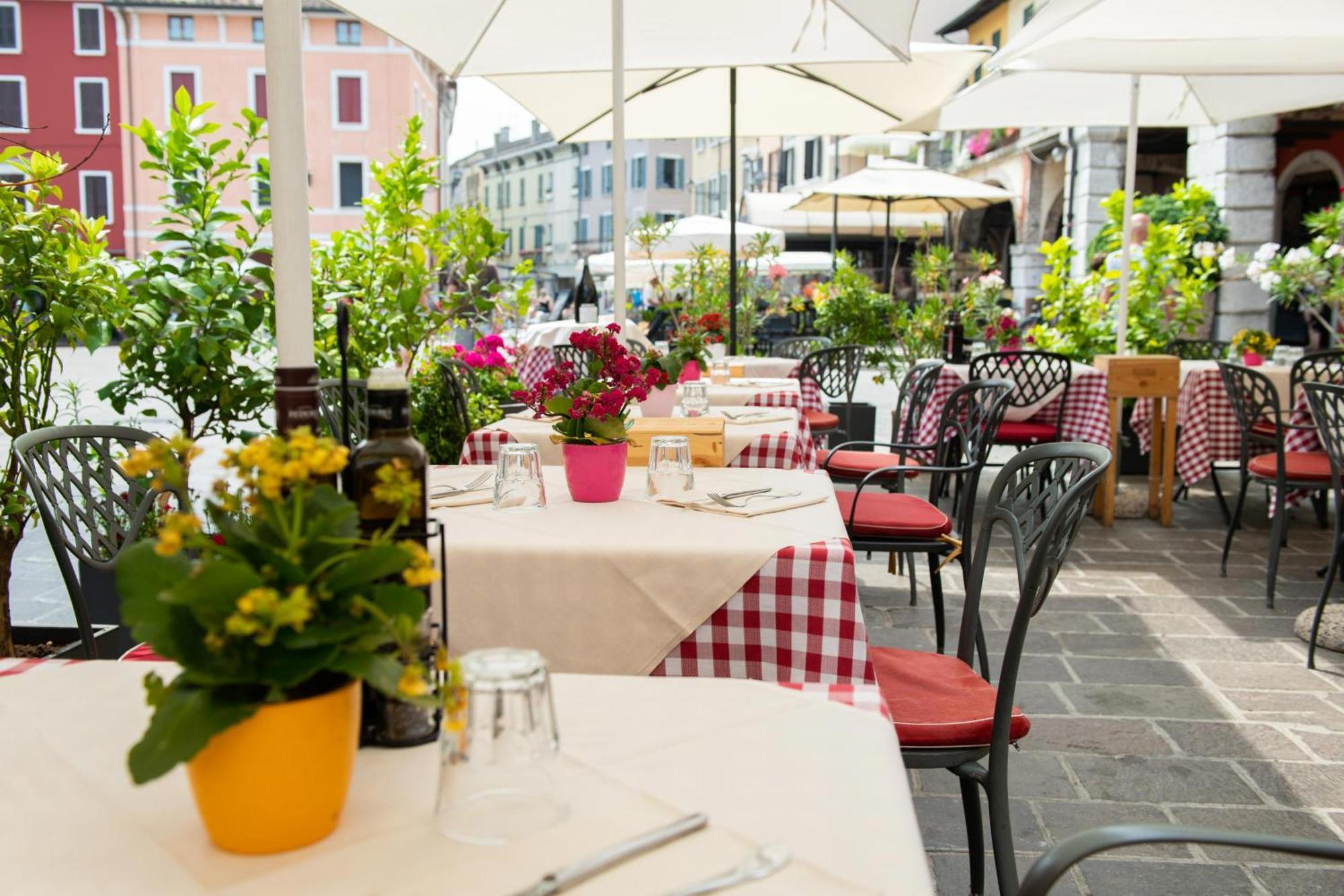 Alessi Hotel Trattoria Desenzano del Garda Buitenkant foto