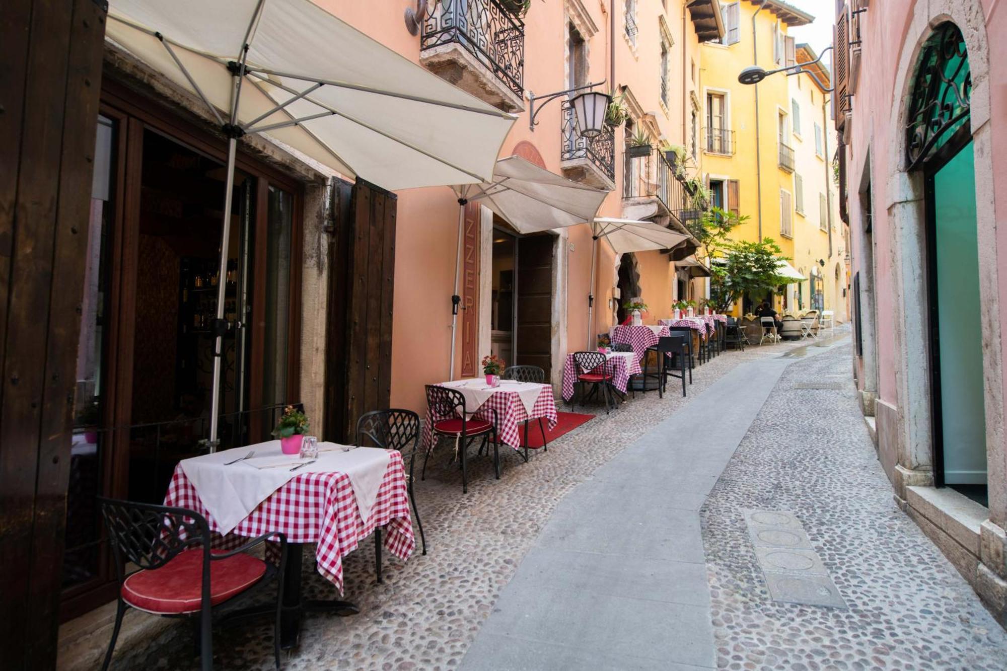 Alessi Hotel Trattoria Desenzano del Garda Buitenkant foto